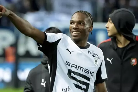 رغم عقده طويل الأمد.. أرسنال يضع مدافع رين الفرنسي على راداره